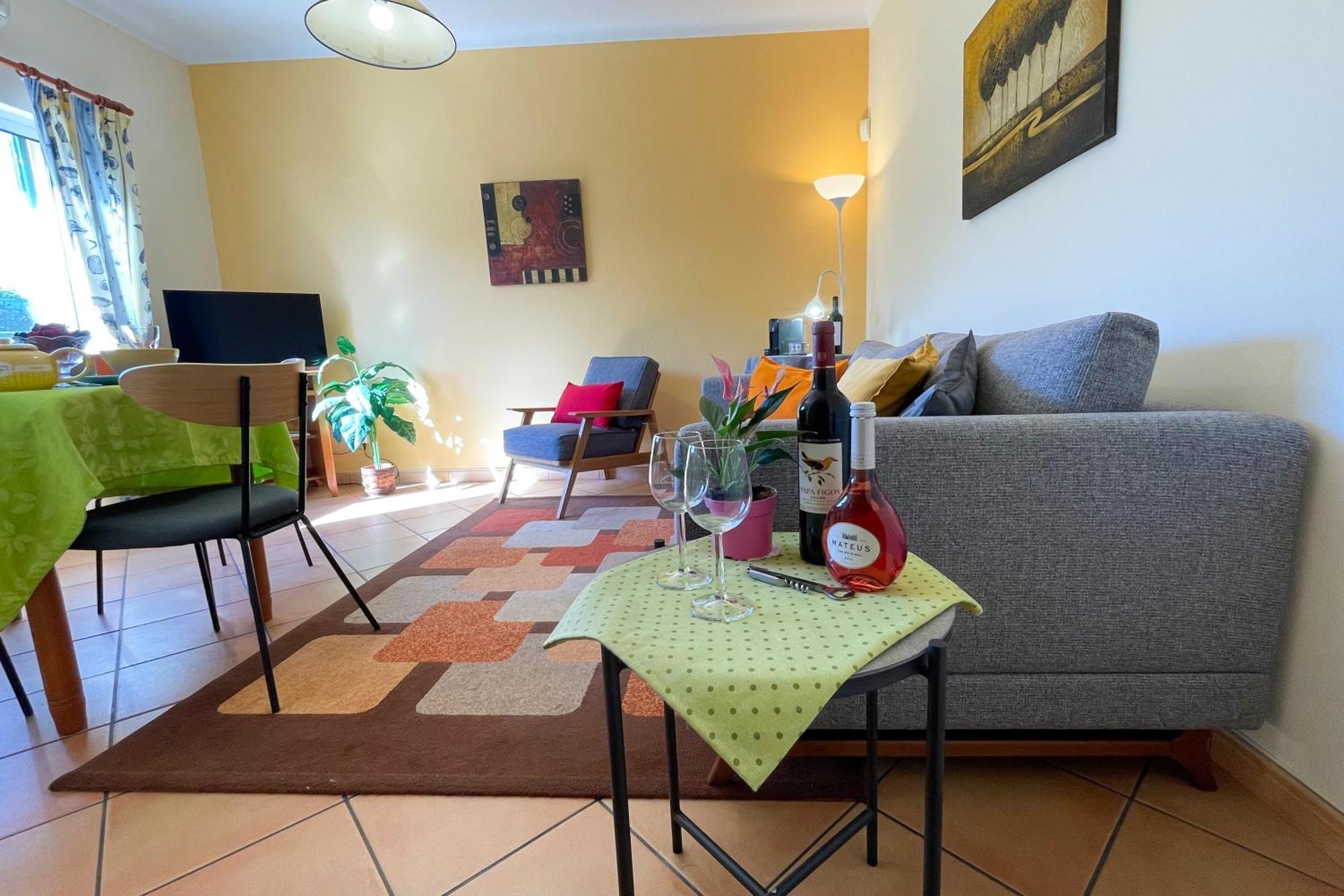Villa Eber - Independent 1 & 2 Bedroom Apartments, Pool, Air Con, Fast Wi-Fi, Near Old Town Of Albufeira And Beaches Bagian luar foto